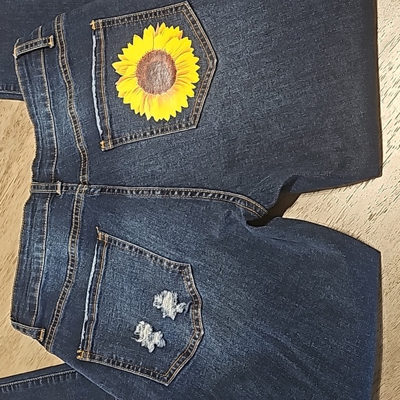 Astylish NWOT Womans Distressed Sunflower Jeans size Small - Picture 4 of 7